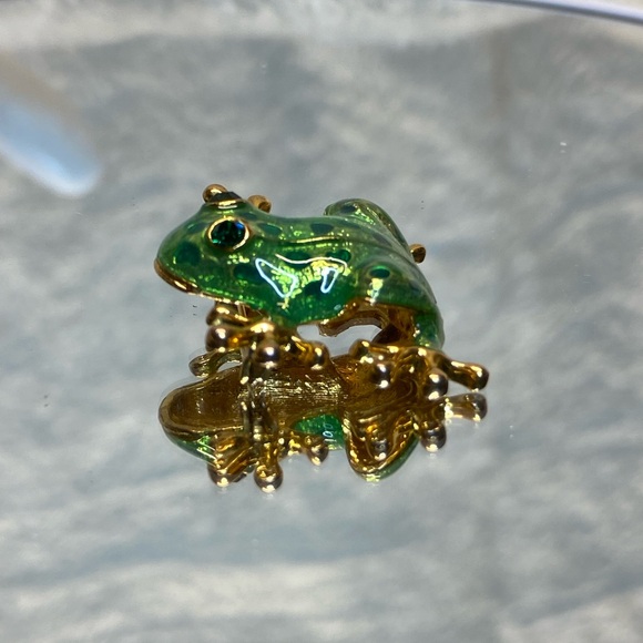 Vintage Brooch / Pin, Figural Frog, Green Enamel with Black Stones, Gold Tone - Picture 10 of 11